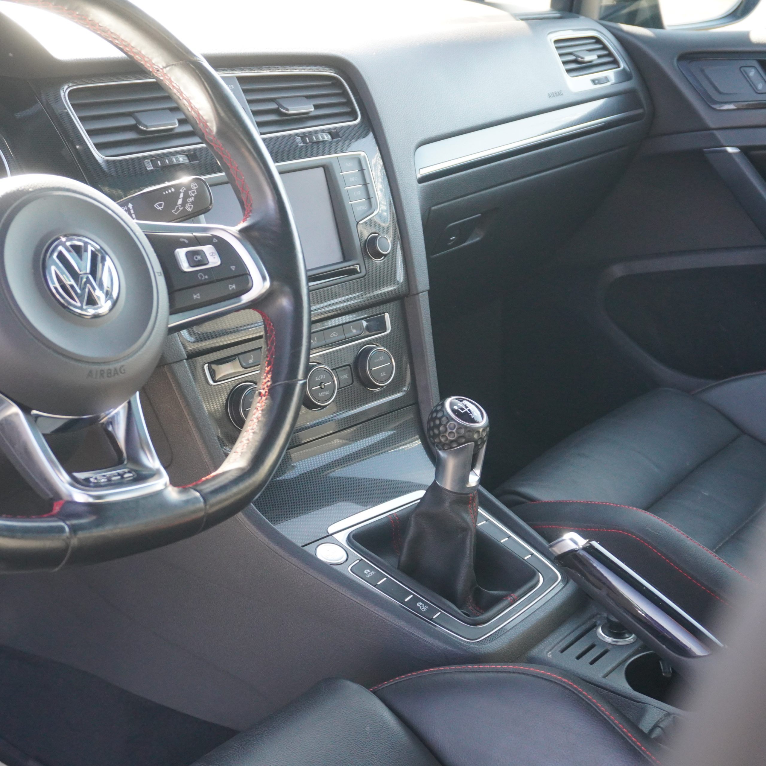 
								2016 Volkswagen GTI SE  full									