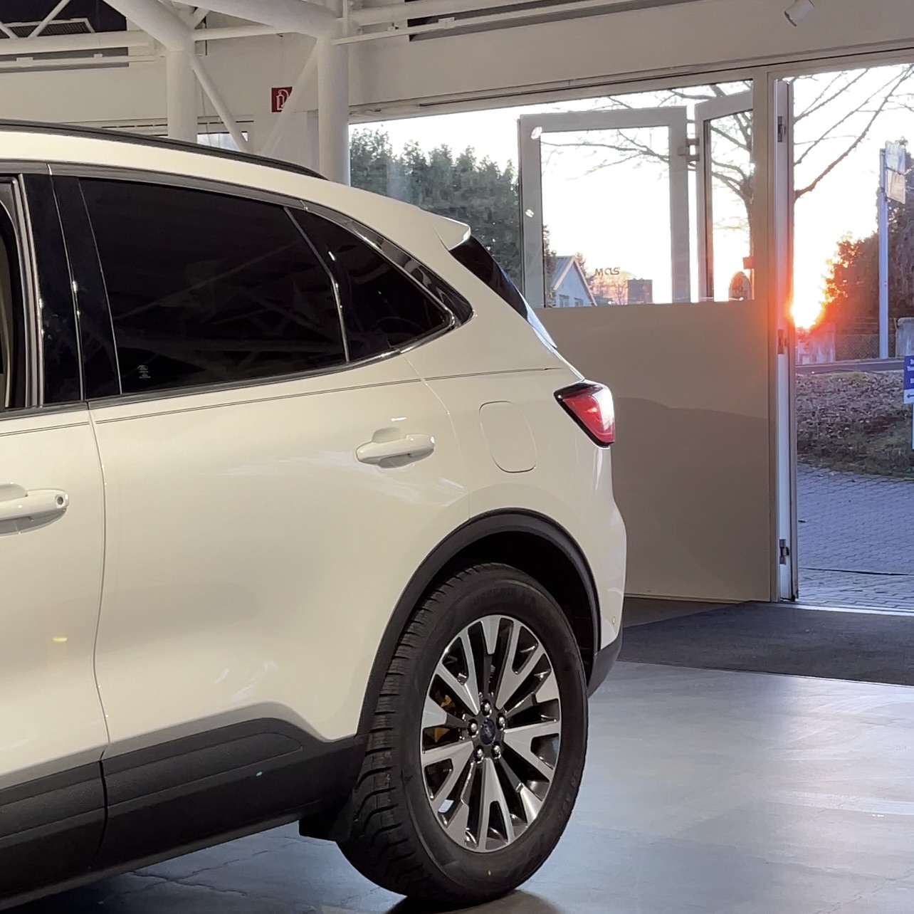 
								2020 Ford Escape Titanium Hybrid full									