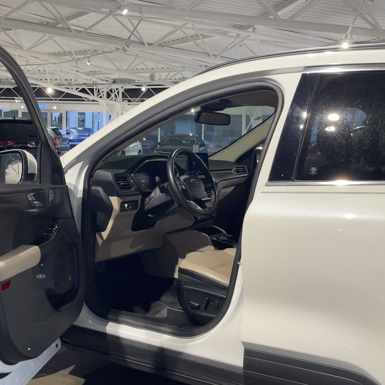 
								2020 Ford Escape Titanium Hybrid full									