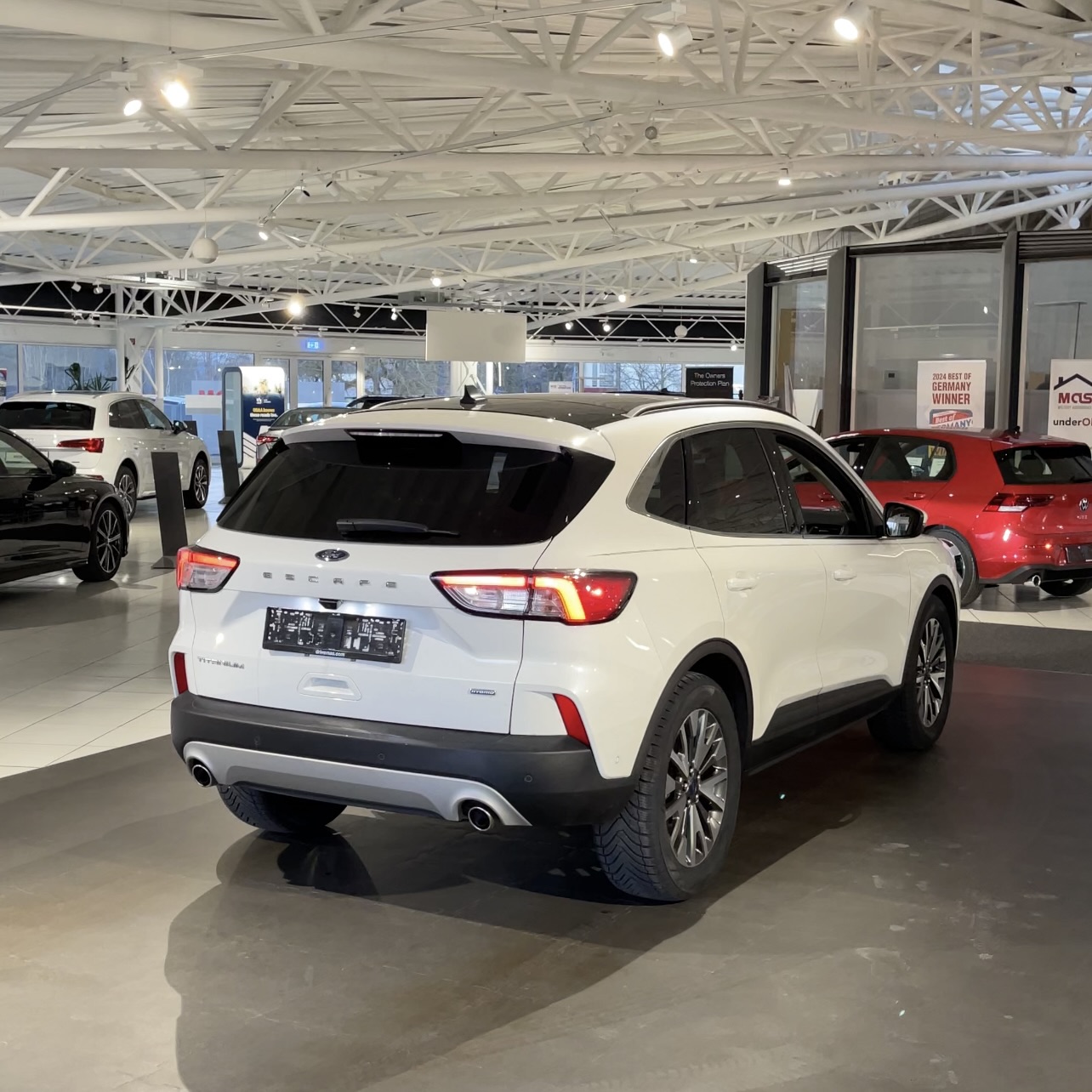 
								2020 Ford Escape Titanium Hybrid full									