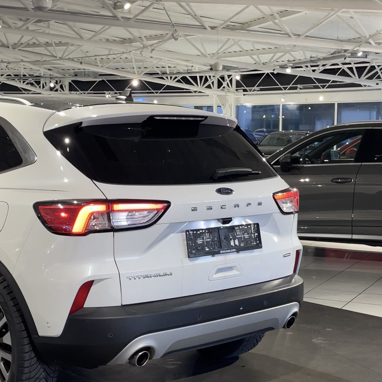 
								2020 Ford Escape Titanium Hybrid full									