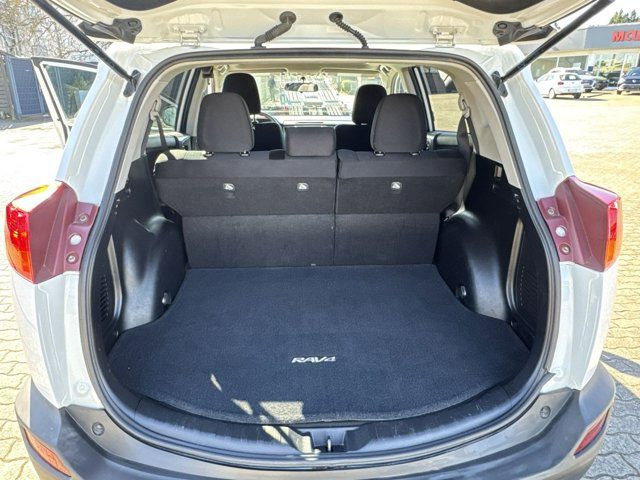 
								2015 Toyota RAV4 XLE full									