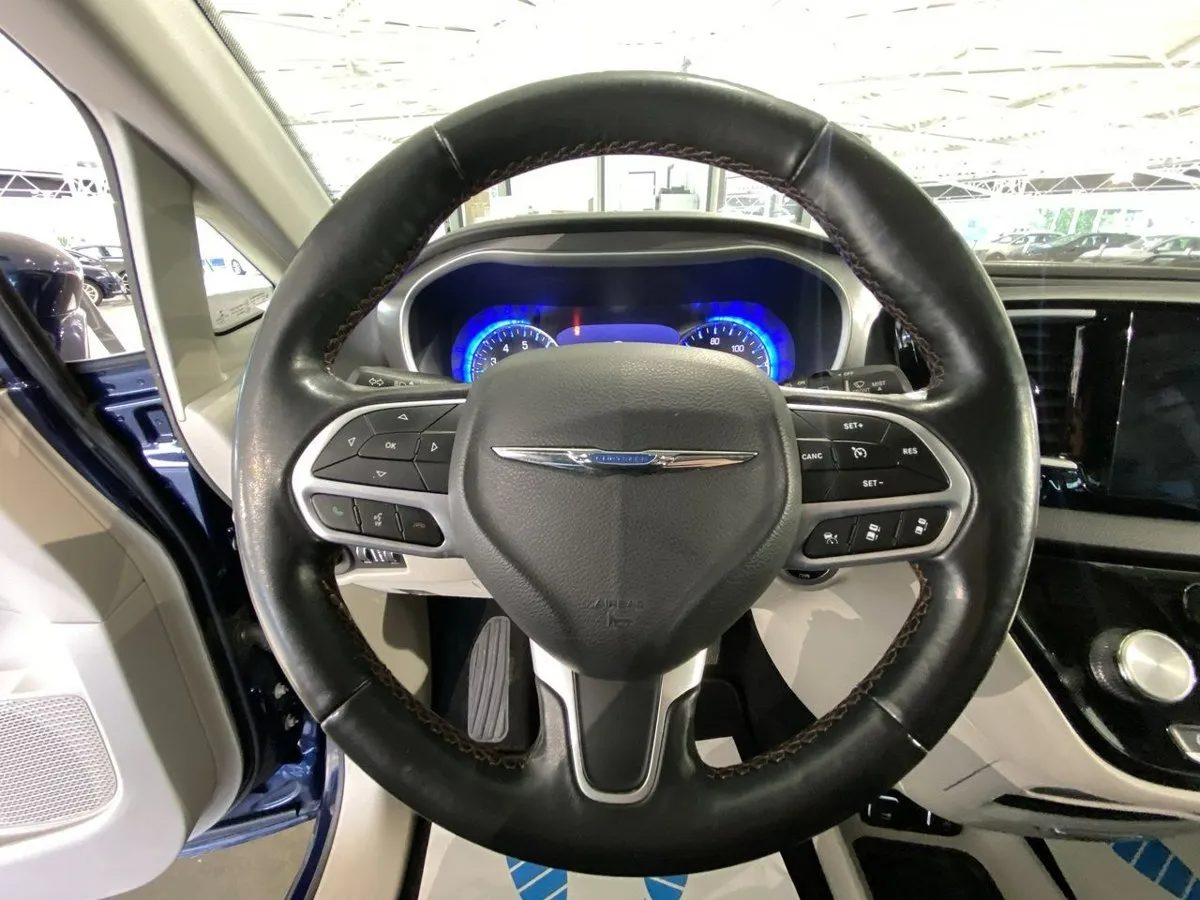 
								2020 Chrysler Pacifica Touring full									