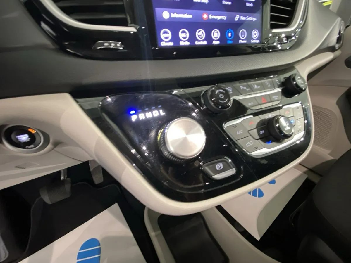 
								2020 Chrysler Pacifica Touring full									
