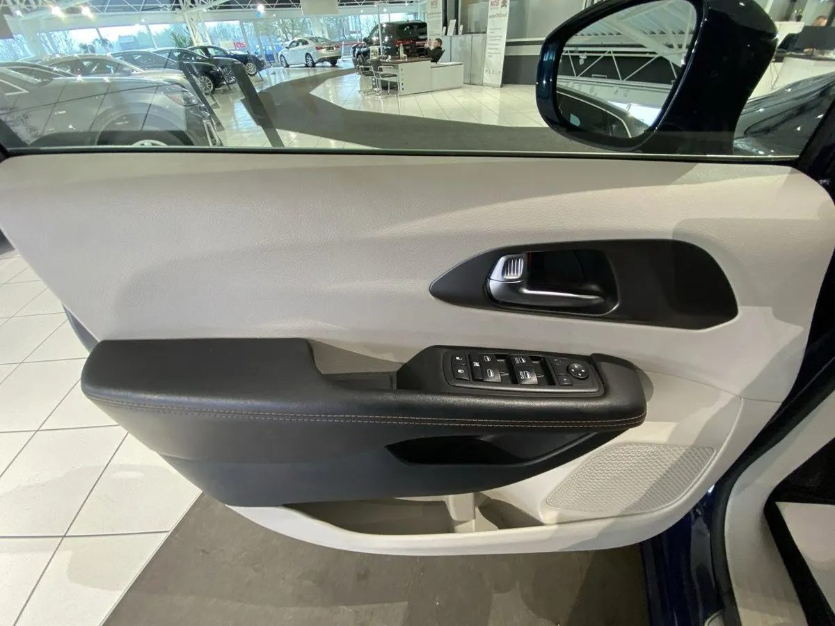
								2020 Chrysler Pacifica Touring full									
