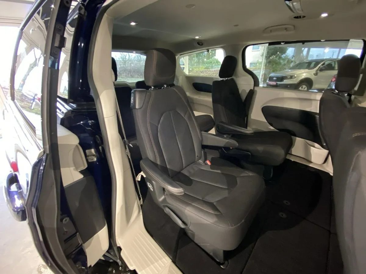 
								2020 Chrysler Pacifica Touring full									