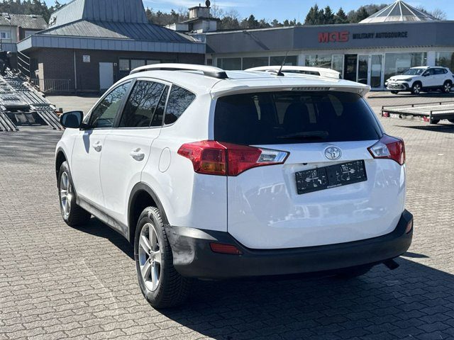 
								2015 Toyota RAV4 XLE full									