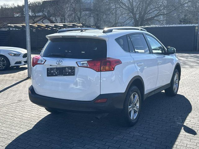 
								2015 Toyota RAV4 XLE full									