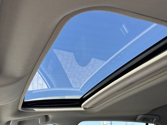 
								2015 Toyota RAV4 XLE full									