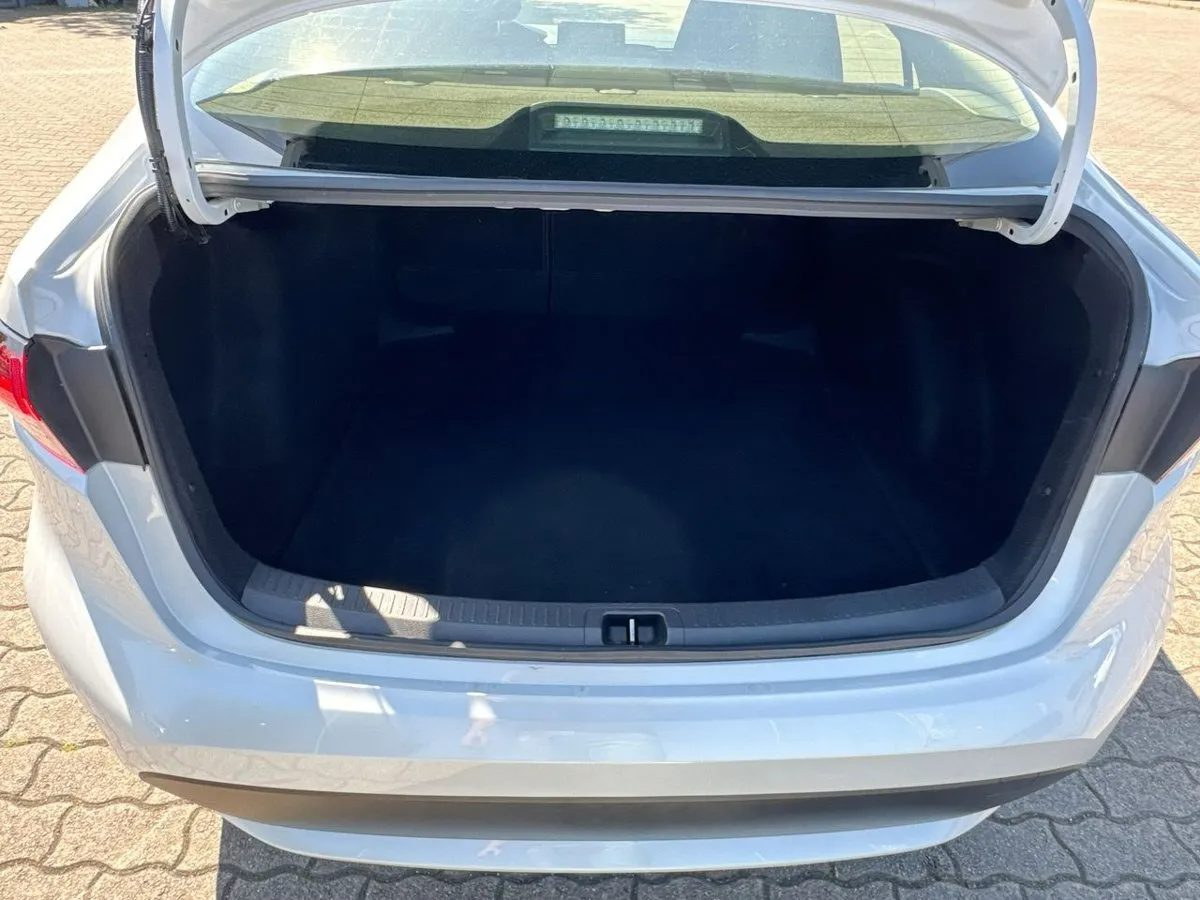 
								2022 Toyota Corolla LE full									