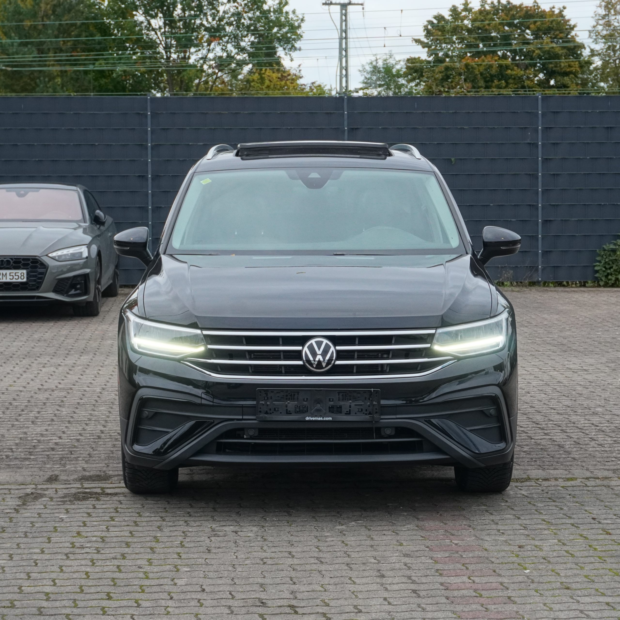 
2023 Volkswagen Tiguan SE full									