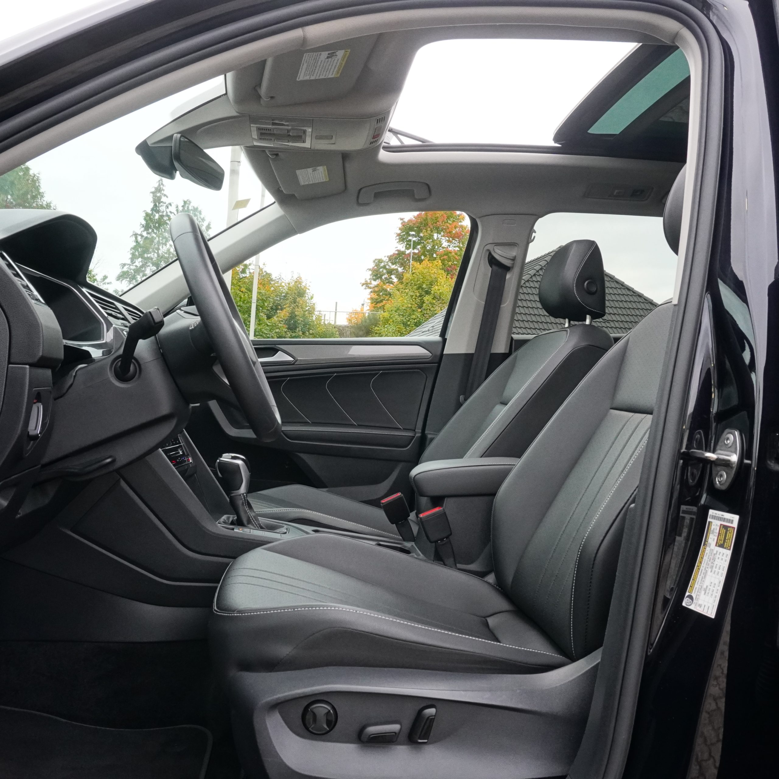 
2023 Volkswagen Tiguan SE full									