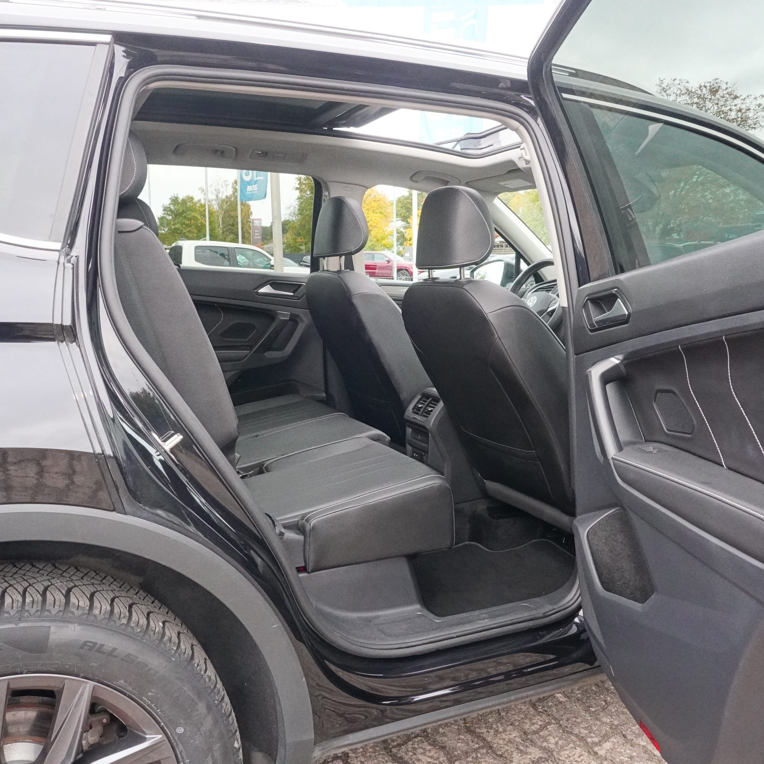 
2023 Volkswagen Tiguan SE full									