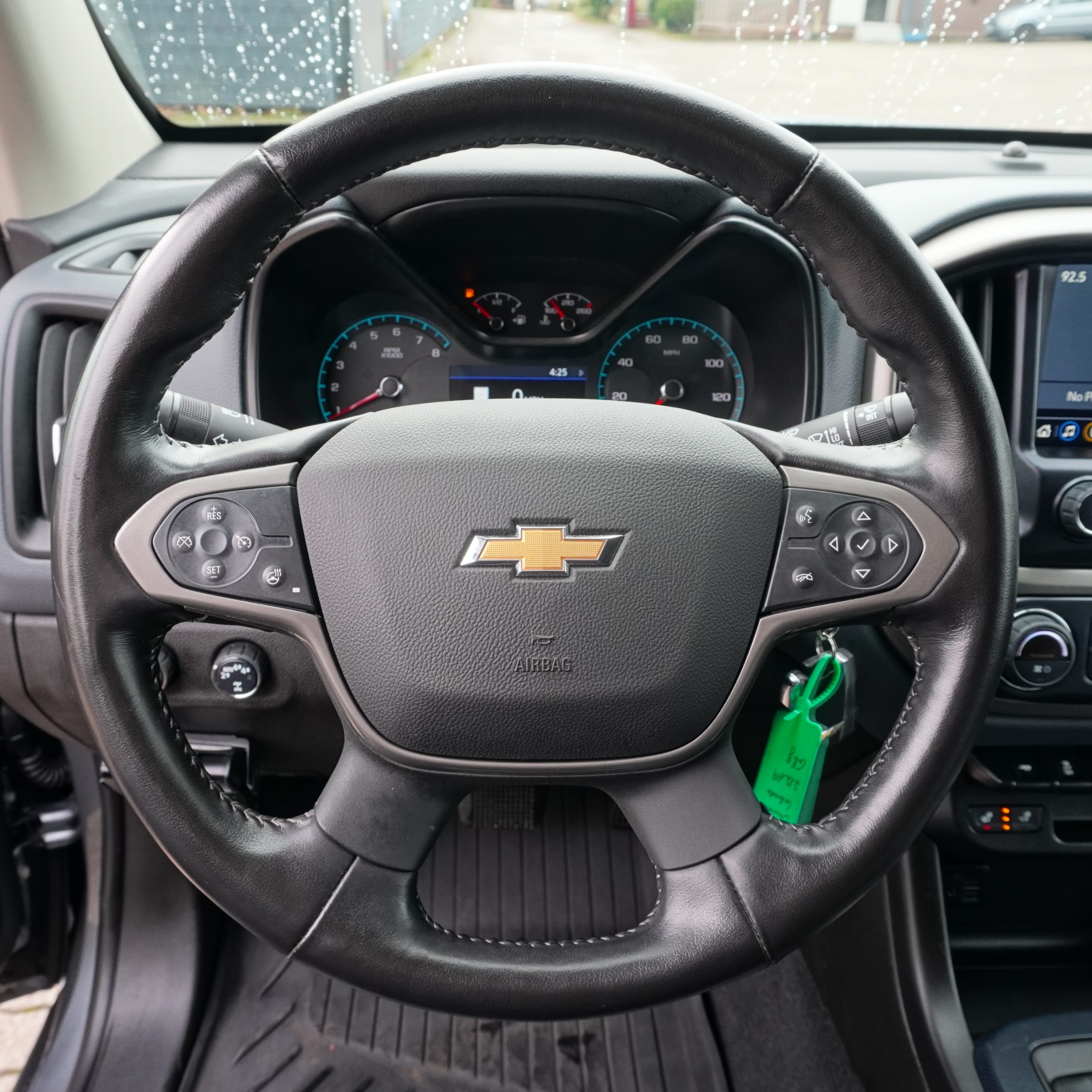 
2022 Chevrolet Colorado Z71 full									